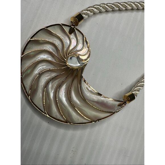 Fashion Real Shell Pendant Twisted Rope Necklace - Picture 4 of 7